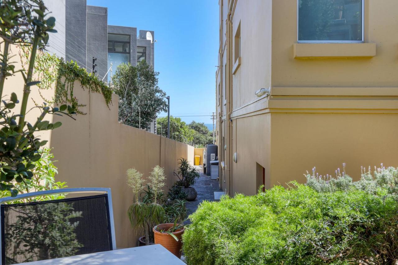 Backup-Powered Camps Bay Garden Apartment - B&B Città del Capo