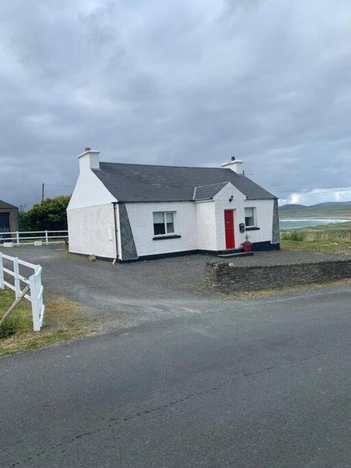 B&B Clonmany - Ballyliffin Quaint Irish Cottage overlooking Malin Coast - Bed and Breakfast Clonmany