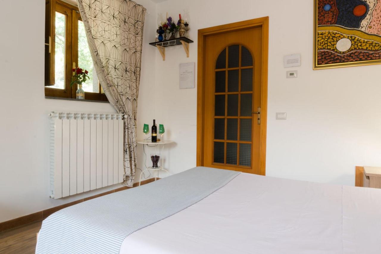 Habitación con cama extragrande y vistas a la montaña