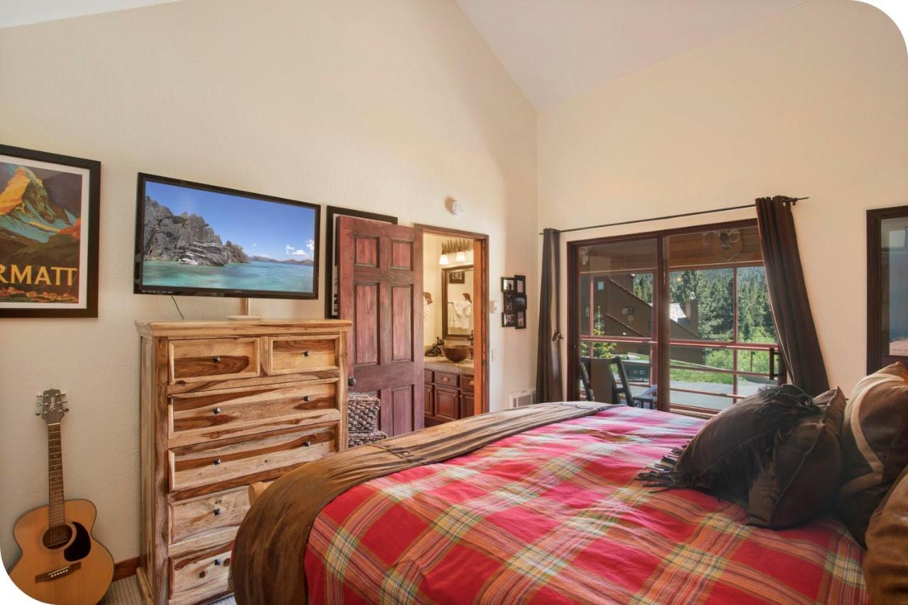 Apartment with Mountain View