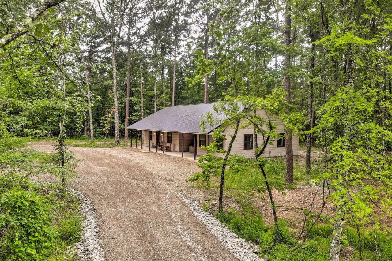 B&B Broken Bow - Quiet and Peaceful Hochatown Cabin with Hot Tub! - Bed and Breakfast Broken Bow