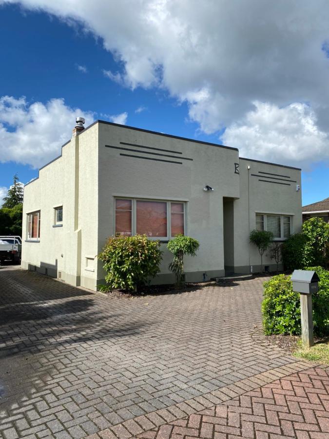 B&B Rotorua - Central City Art Deco 2 bedroom House - Bed and Breakfast Rotorua