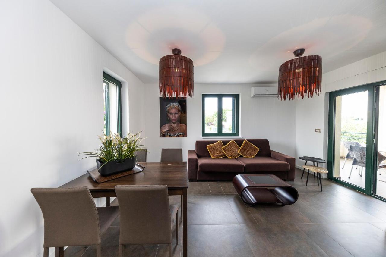 Apartment with Mountain View