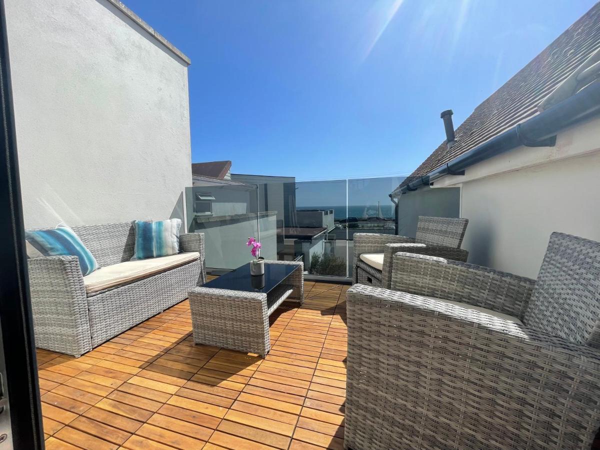 The Alice Apartment - by Coastline Retreats - Stunning Balcony Apartment with Sea Views - Alice in Wonderland Themed Secret Room - Luxury Copper Bath in Master Bedroom - B&B