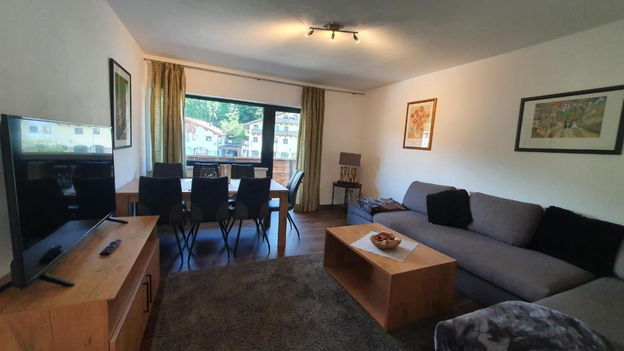 Appartement met 3 slaapkamers, balkon en uitzicht op de bergen.