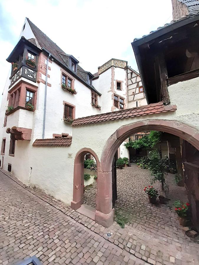 ADRIHOF à Riquewihr, Cour de l'Abbaye d'Autrey - Chambres d’hôtes