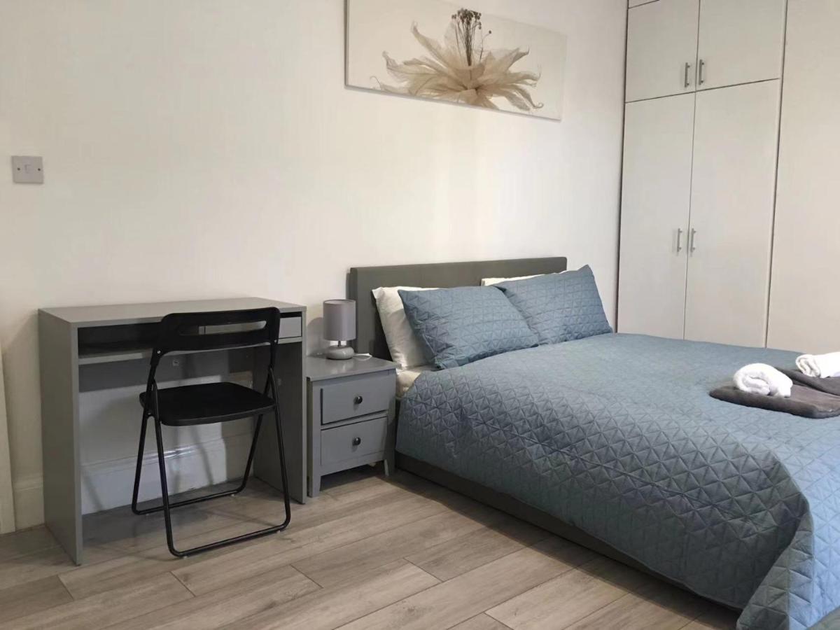 London Road Flats - Free WIFI, washing machine, smart TV, easy access to A50 - B&B