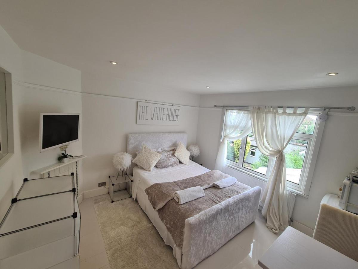 B&B Waltham Cross - The White House - Bed and Breakfast Waltham Cross