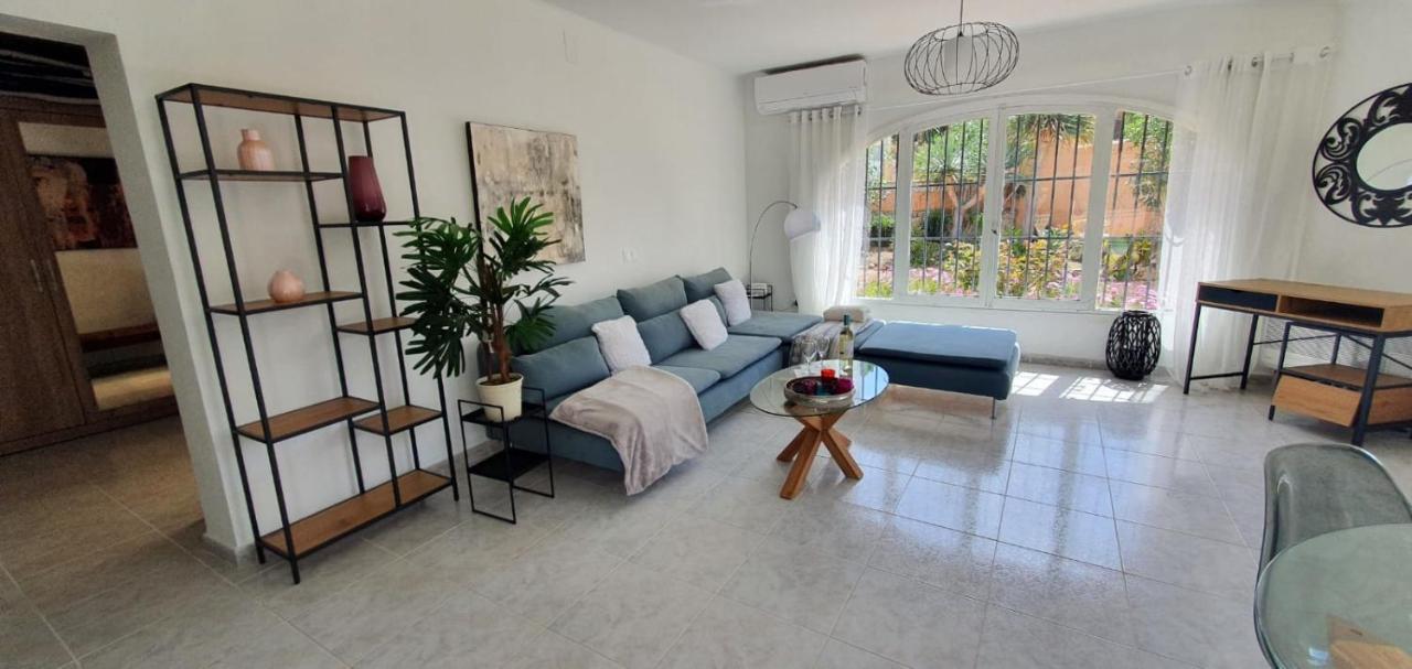 Cheerful 2-bedroom villa with private pool - Chambres d’hôtes