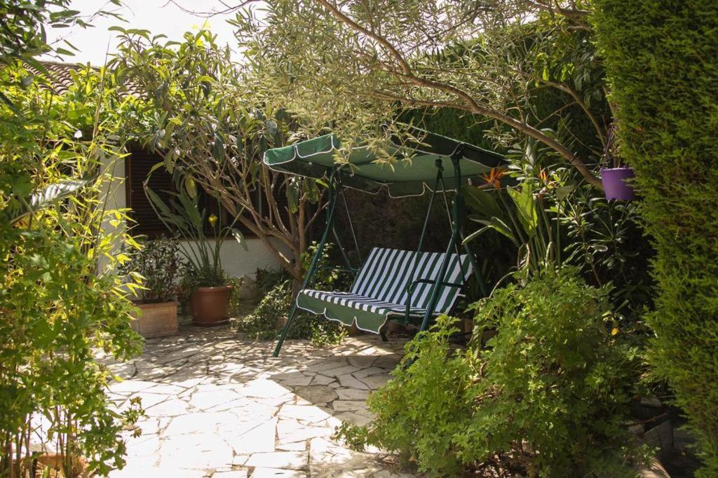 Casita blanca con fibra óptica y piscina cominutaria - B&B