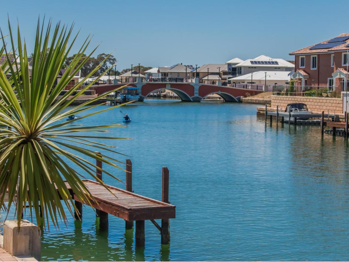 "WATERLILY HOUSE" - Luxury Canal House, Jetty, Dog & Child Friendly - Sleeps 14 - B&B Mandurah