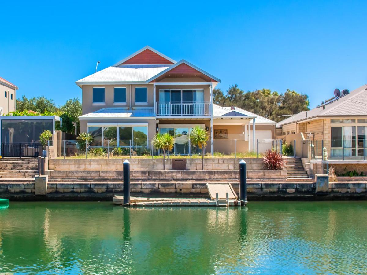 "WATERLILY HOUSE" - Luxury Canal House, Jetty, Dog & Child Friendly - Sleeps 14 - Chambres d'hôtes Mandurah