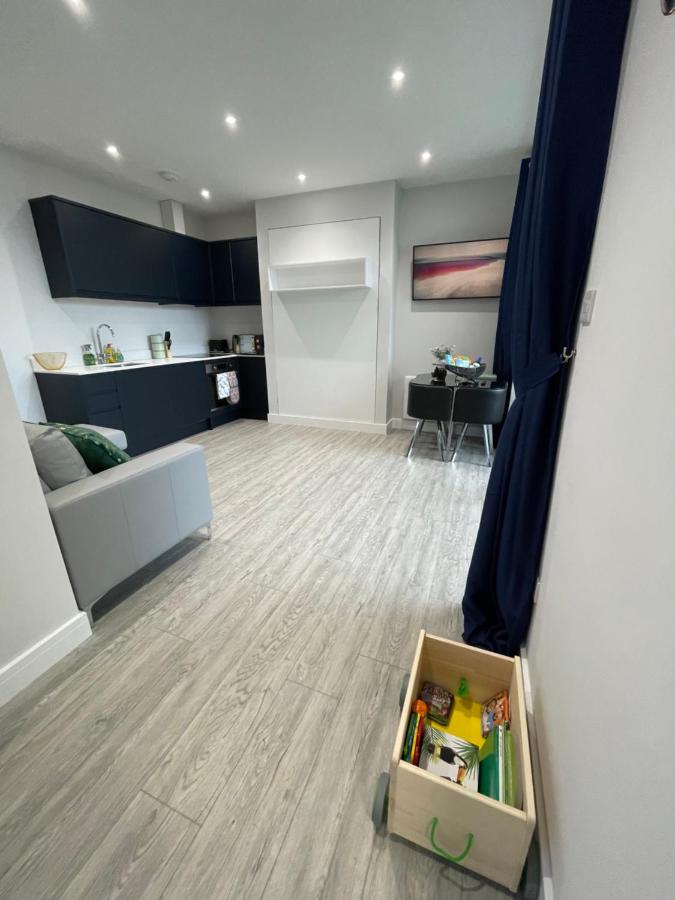 The Jungle Apartment - by Coastline Retreats - Jungle Themed Garden Apartment - Outdoor Bath - Next to Seafront - Childrens Toys - Superfast Wifi - Netflix - Disney - Chambres d'hôtes Southbourne