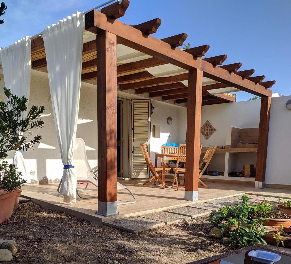 Cottage a 1km dal centro storico, 500 m dal mare,veranda attrezzata,barbecue,doccia interna ed esterna,giardino - B&B Carloforte