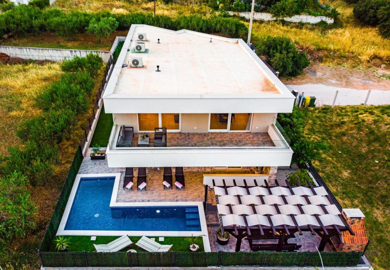 Villa Olea-with pool, sea view, near Split airport - Bed and Breakfast