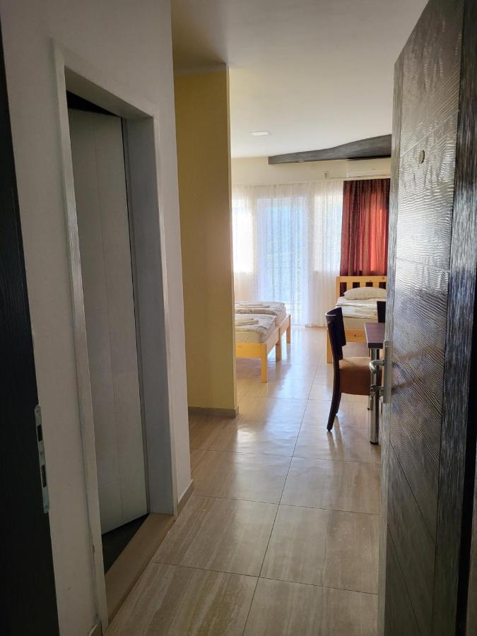 Dreibettzimmer mit Bergblick