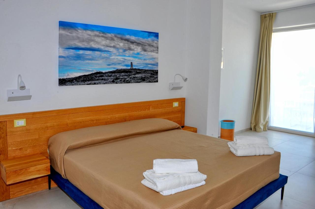 Zimmer mit Kingsize-Bett und Terrasse 