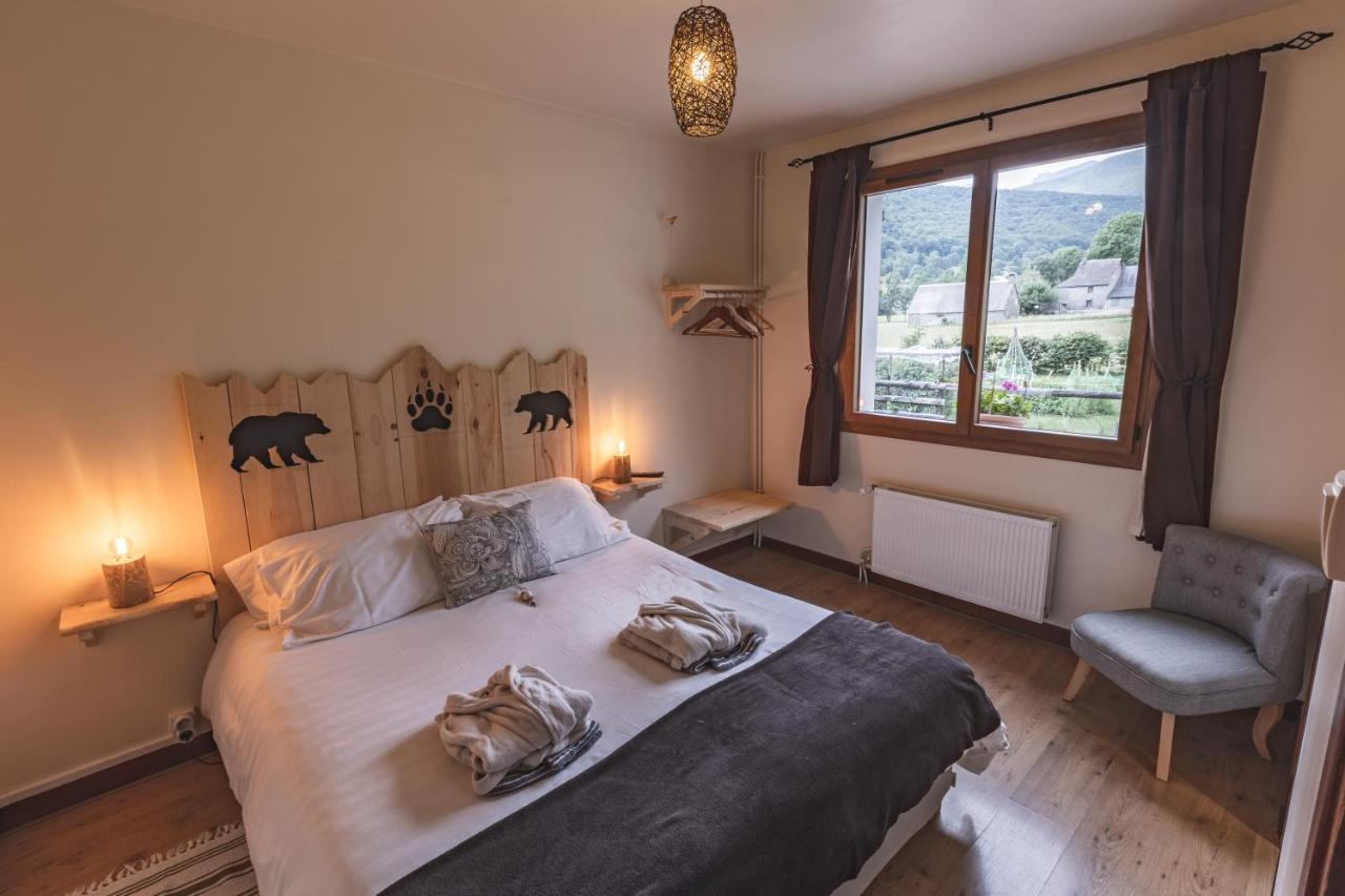Habitación con cama extragrande y vistas a la montaña