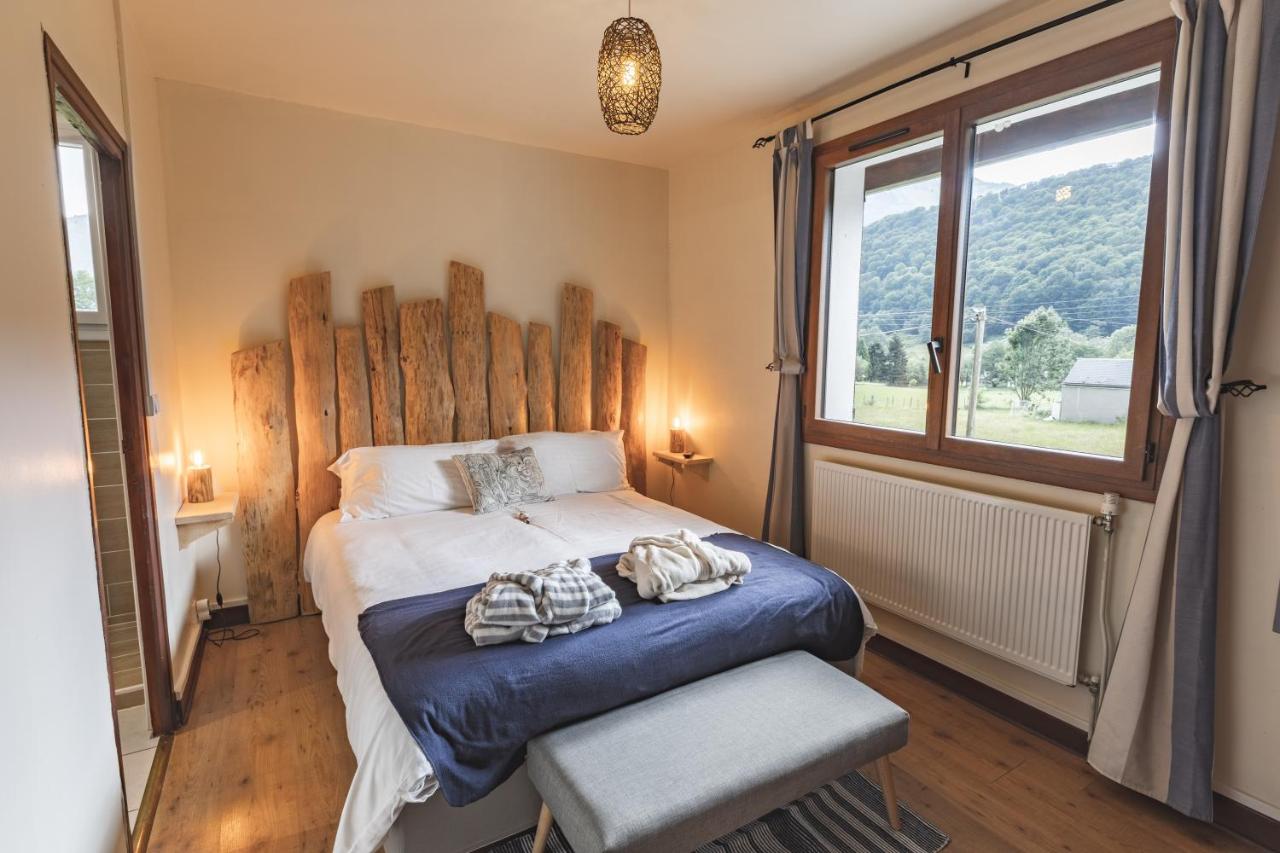 Habitación con cama extragrande y vistas a la montaña