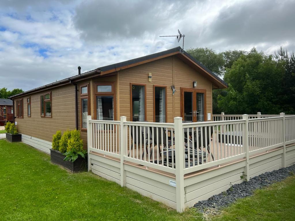 B&B Malton - Kingfisher Lodge with Hot Tub - Bed and Breakfast Malton