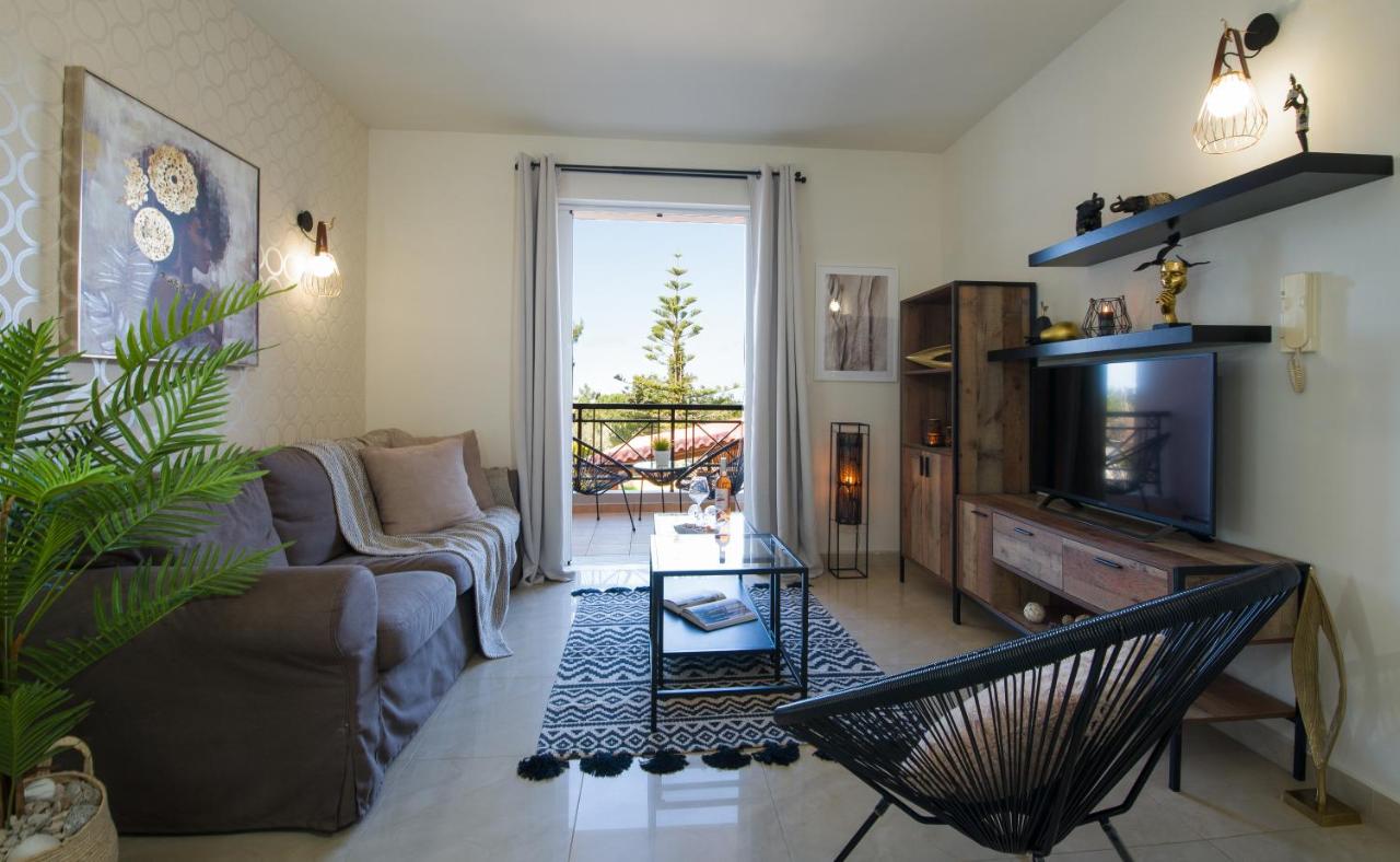 Apartment with Pool View 