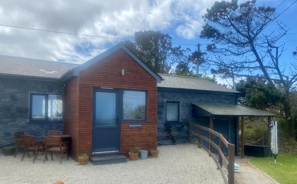 2 Bedroom cottage sleeps 4 with Hot-tub, & shared Pool use - B&B