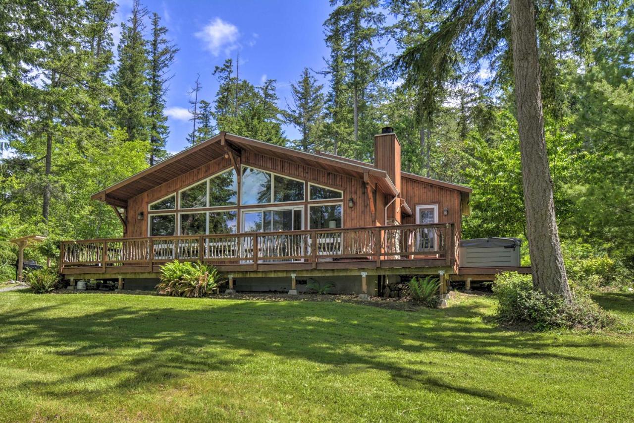 Game Room and Private Beach Anderson Island Gem - B&B