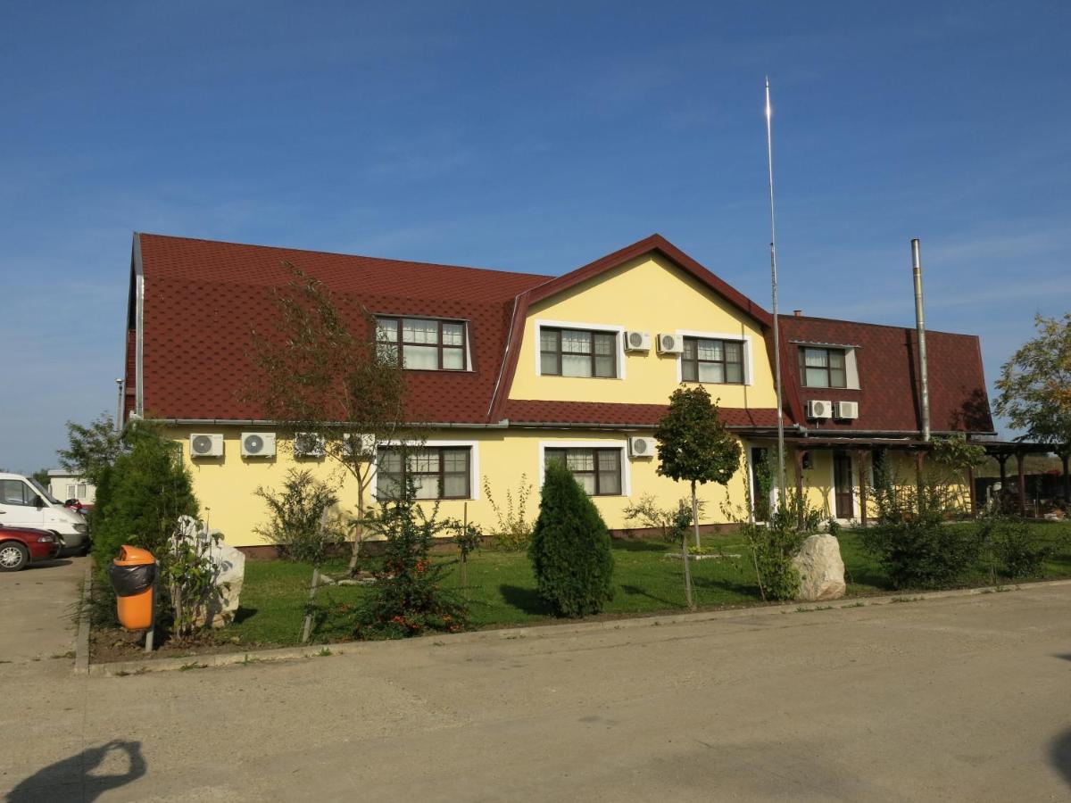 Conacul de pe Lac - Ferienwohnung