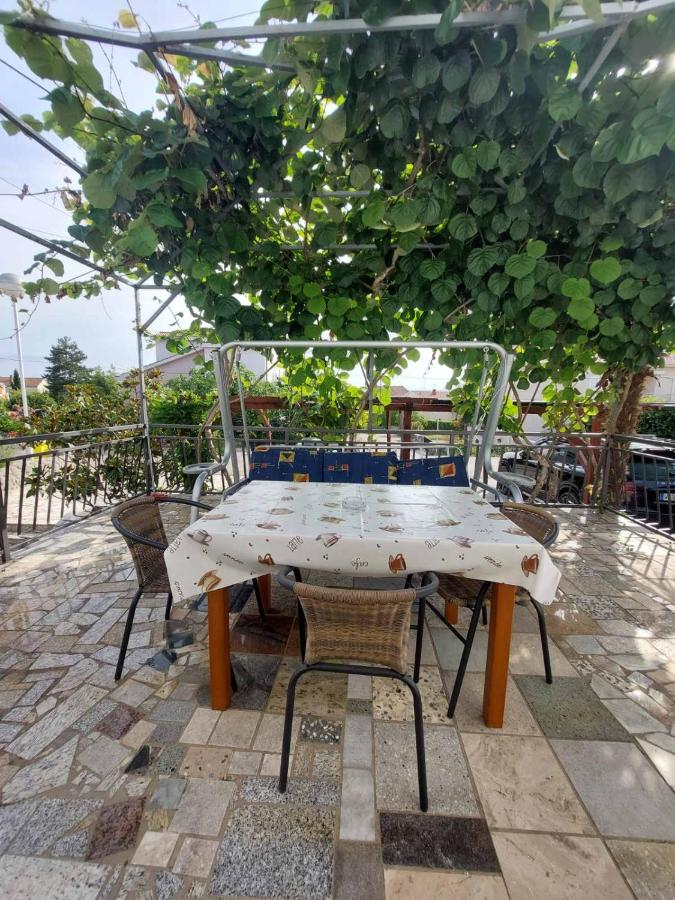 Estudio con patio (2 adultos)
