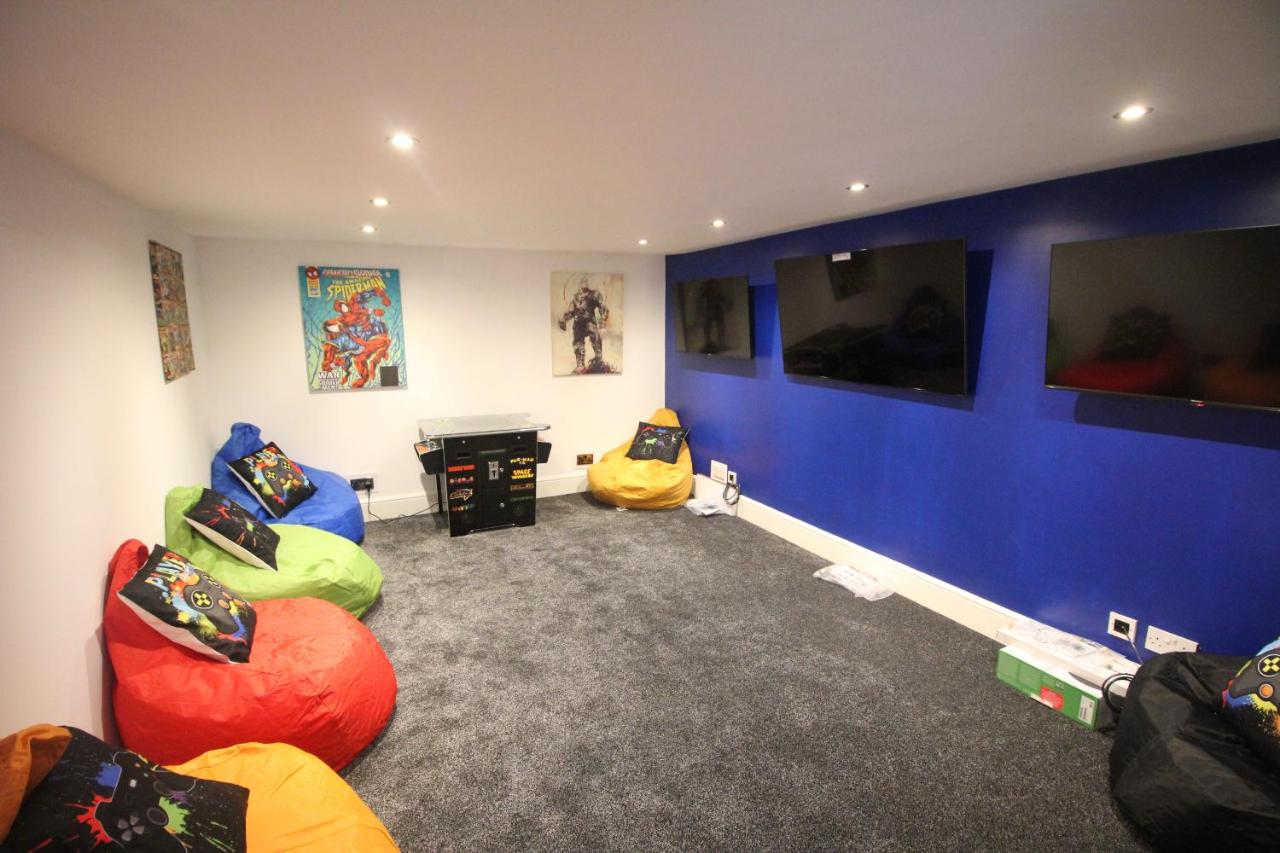 Media Manor - Fully Refurbished in 2022 - Large 6 Bedrooms, 3 Bathrooms plus Media Games Room - B&B