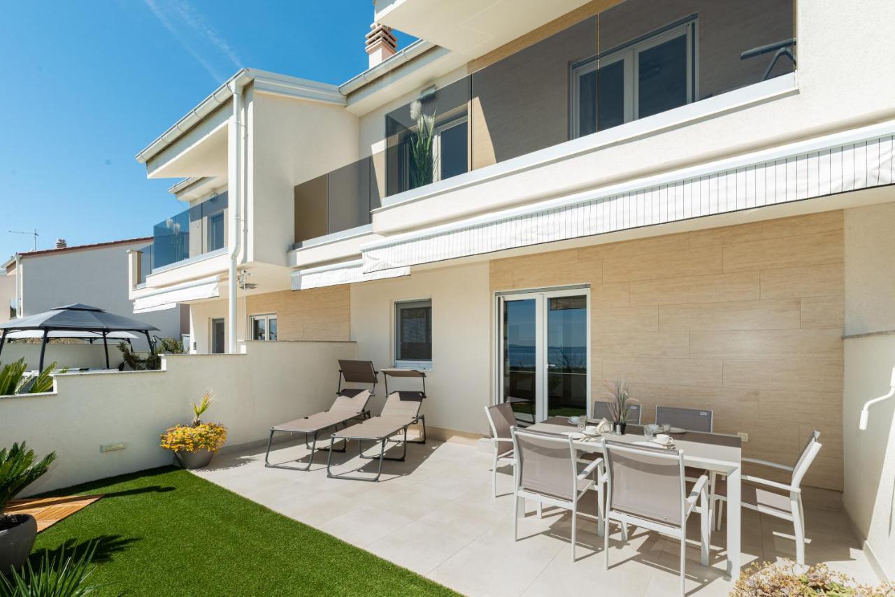 Beachfront Reiterer Villa V1 with Jacuzzi 30 meters from the Beach - CROWONDER LUXURY RENT - Chambres d’hôtes Privlaka
