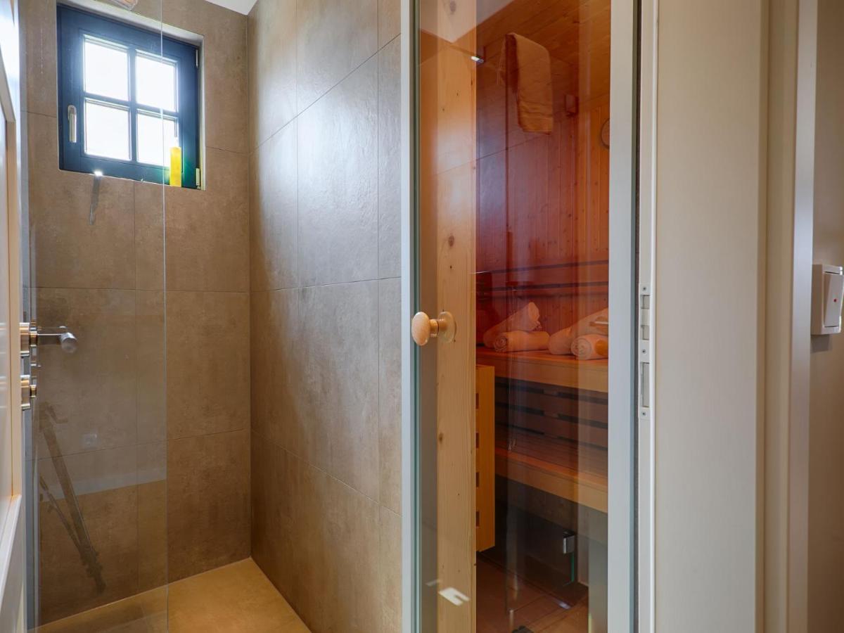 Reetland am Meer - Premium Reetdachvilla mit 3 Schlafzimmern, Sauna und Kamin F19 - Chambres d'hôtes Dranske