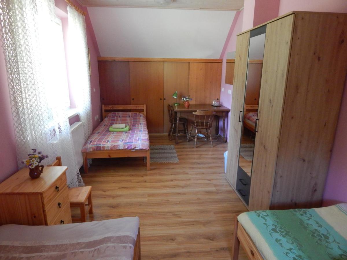 Deze driepersoonskamer heeft een gedeelde badkamer.