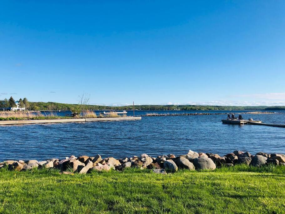 B&B Victoria Harbour - Peaceful Waterfront Cottage on Georgian Bay - Bed and Breakfast Victoria Harbour