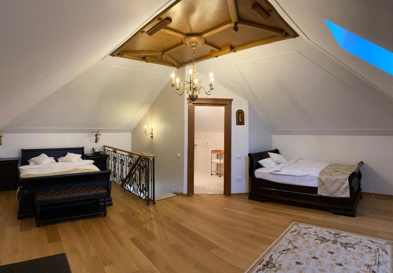 Deluxe Family Room