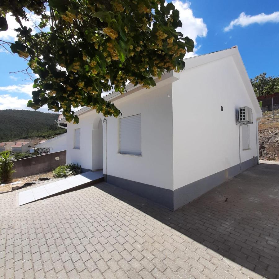 Casas da Escola - "Casa da Professora" - Meãs - Bed and Breakfast