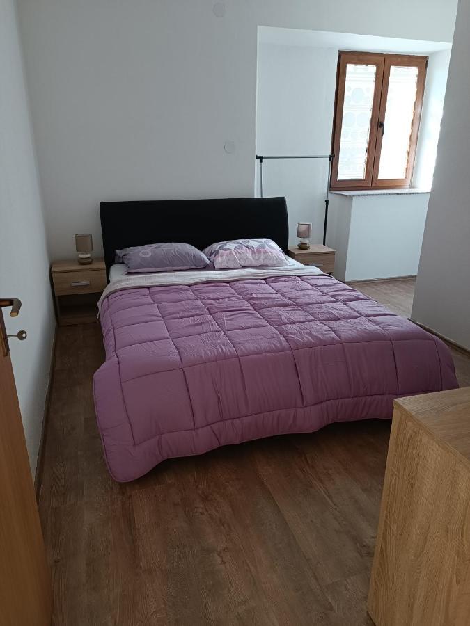Habitación con cama grande y vistas al jardín