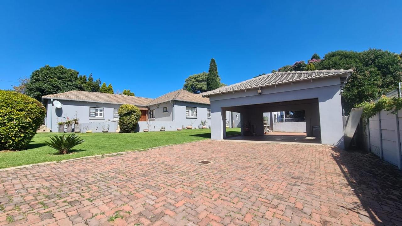 4 bedroom house in Glenhazel for family, friends and leisure - Bed and Breakfast