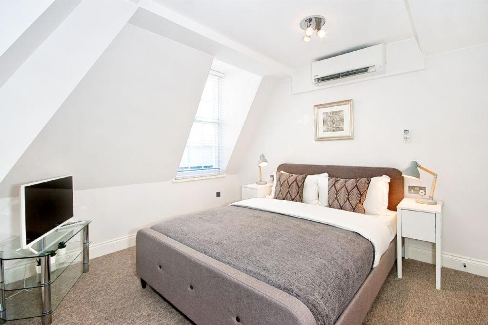 B&B London - Eldon Chambers Flat 1 by City Living London - Bed and Breakfast London