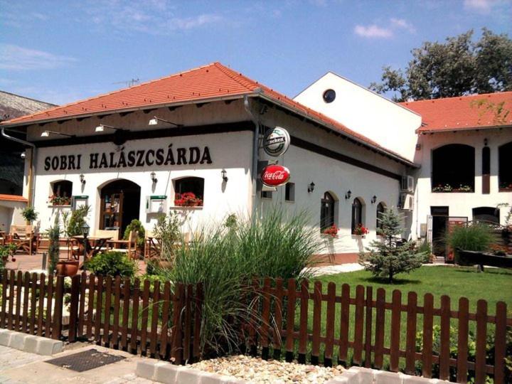 B&B Baja - Sobri Halászcsárda és Panzió - Bed and Breakfast Baja