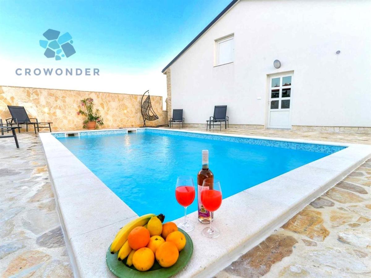 B&B Vir - Crowonder Villa Smile with Swimming Pool and Stone Backyard - Bed and Breakfast Vir