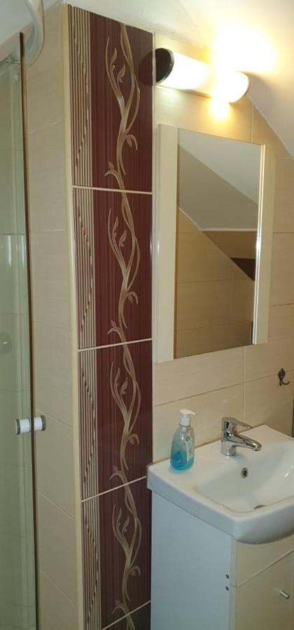 Deluxe Room (2 Adults + 1 Child)
