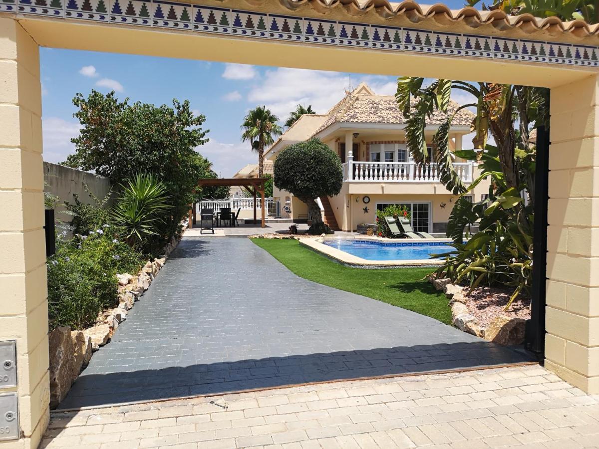 Serene mountain views Spacious garden and sole use of the 10x5m pool - B&B