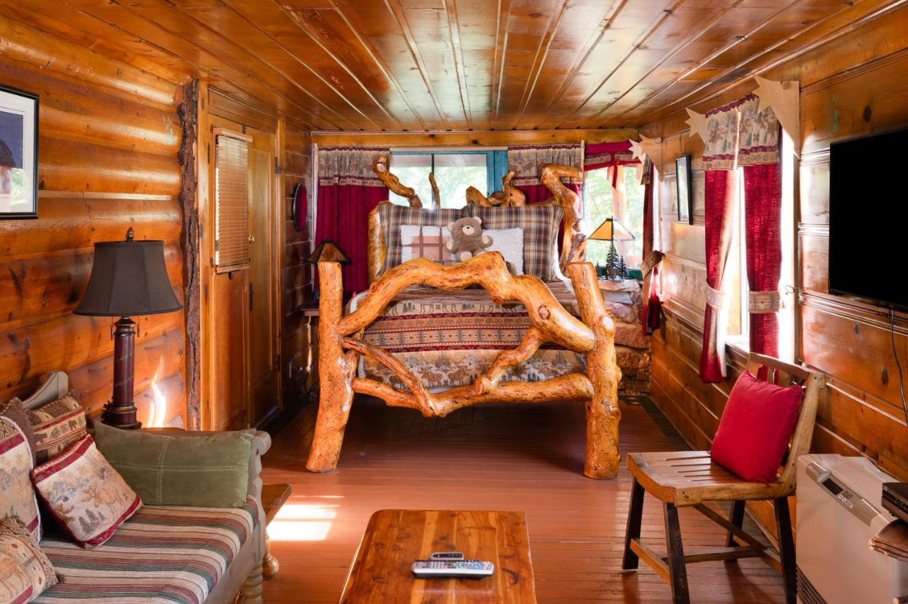 Zimmer mit Queensize-Bett und Whirlpool-Badewanne