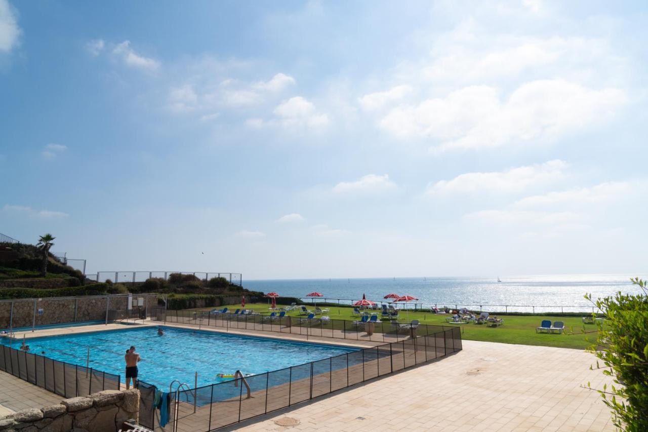 Sea View Stylish 1BR with Balcony by Beachfront Stay - B&B