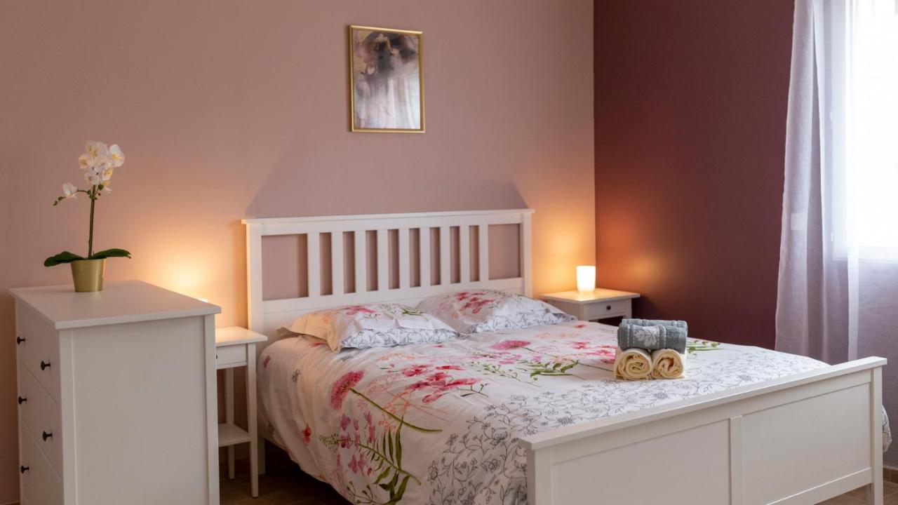 B&B Lourdes - LOC TROTTEUR LE PIVOINE Studio Grand confort, Gare SNCF de Lourdes - Bed and Breakfast Lourdes