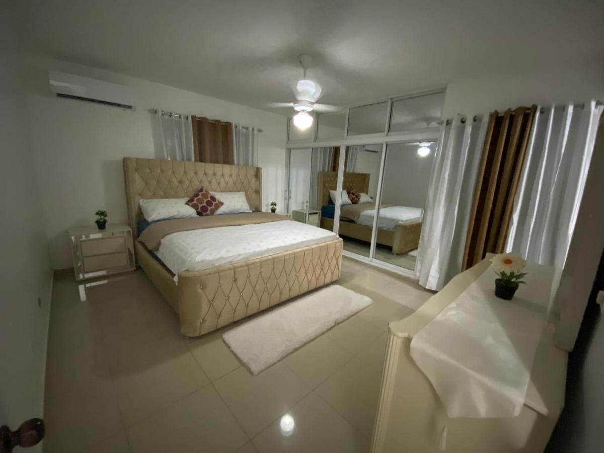 Santiago City Center Huge nice Apartment to stay rooftop to enjoy the city view - B&B Santiago de los Caballeros