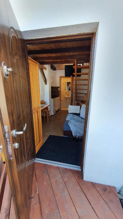 Estudio con vistas a las montañas