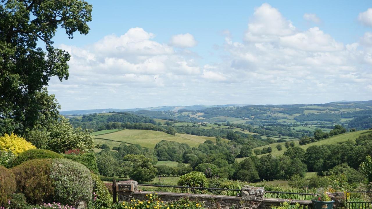 B&B Llanfyllin - Shepherd's Watch Cottage - 5* Cyfie Farm with private hot tub - Bed and Breakfast Llanfyllin