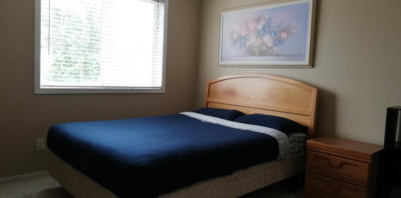 B&B Calgary - San Yin Homestay private bedroom with private washroom - Bed and Breakfast Calgary